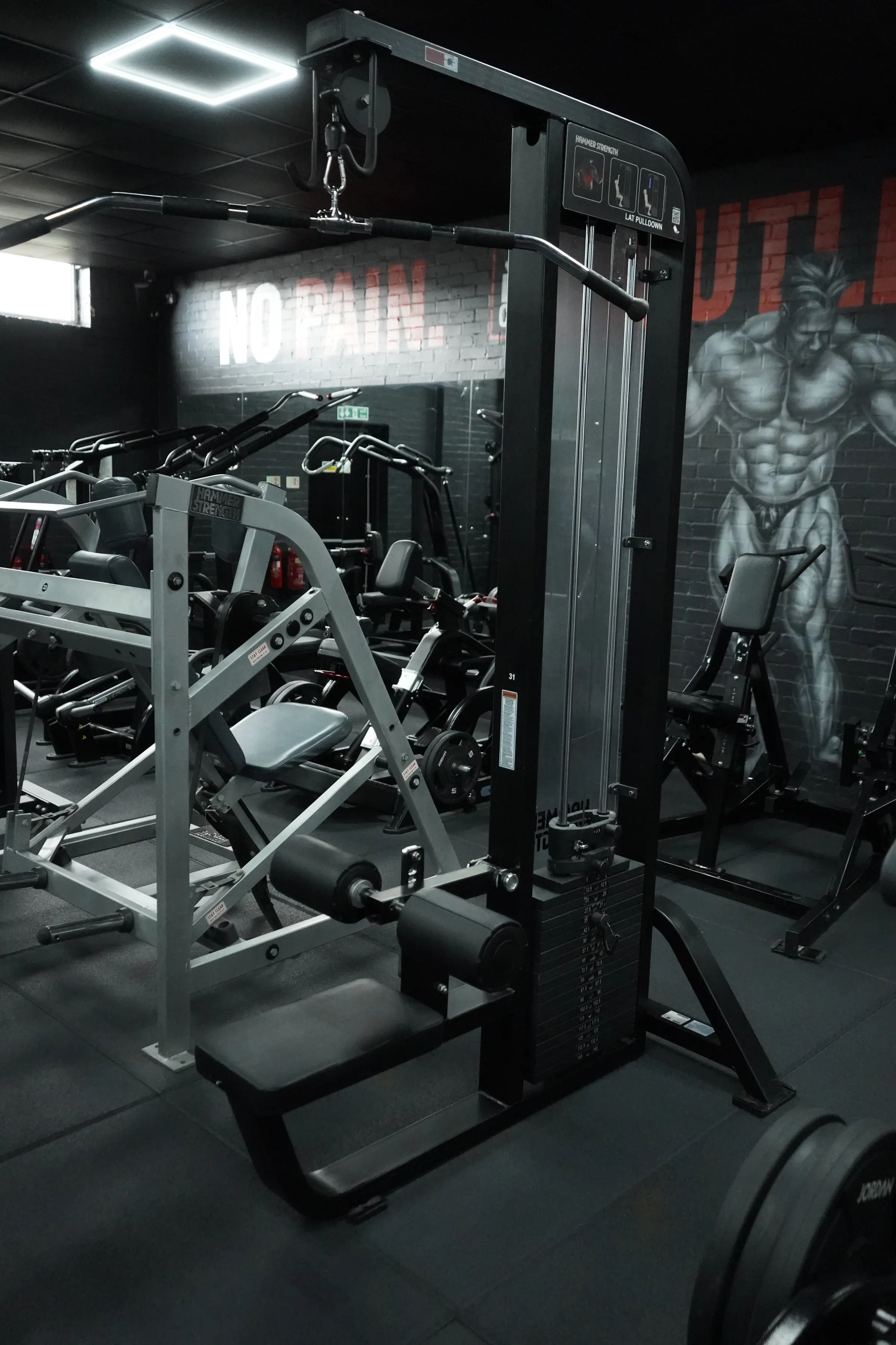 Hammer Strength lat pulldown machine